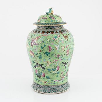 A large famille rose jar with cover, Qing dynasty, 19th Century.