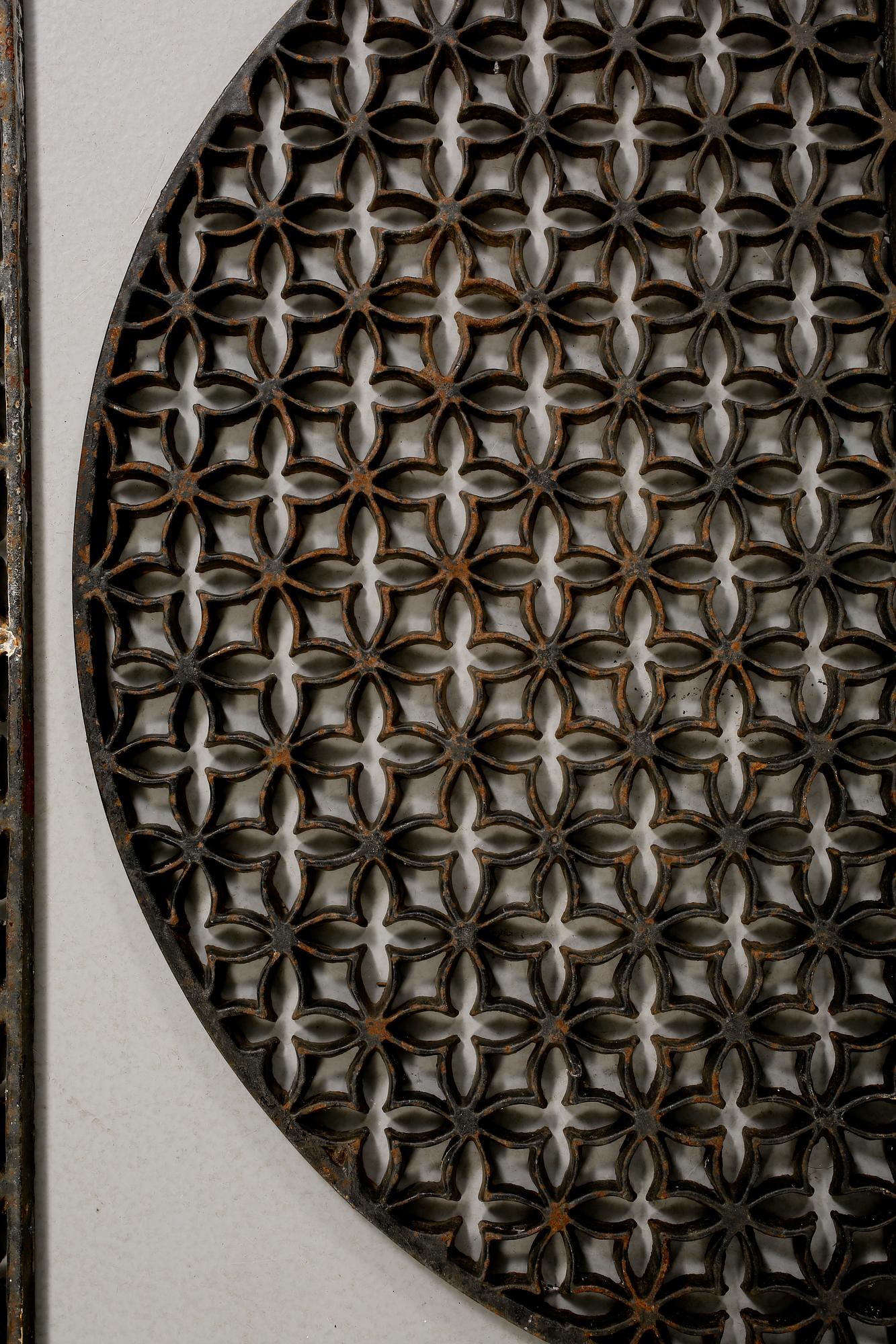 FOTSKRAPOR, 3 st, gjutjärn, 1900-talets andra hälft.