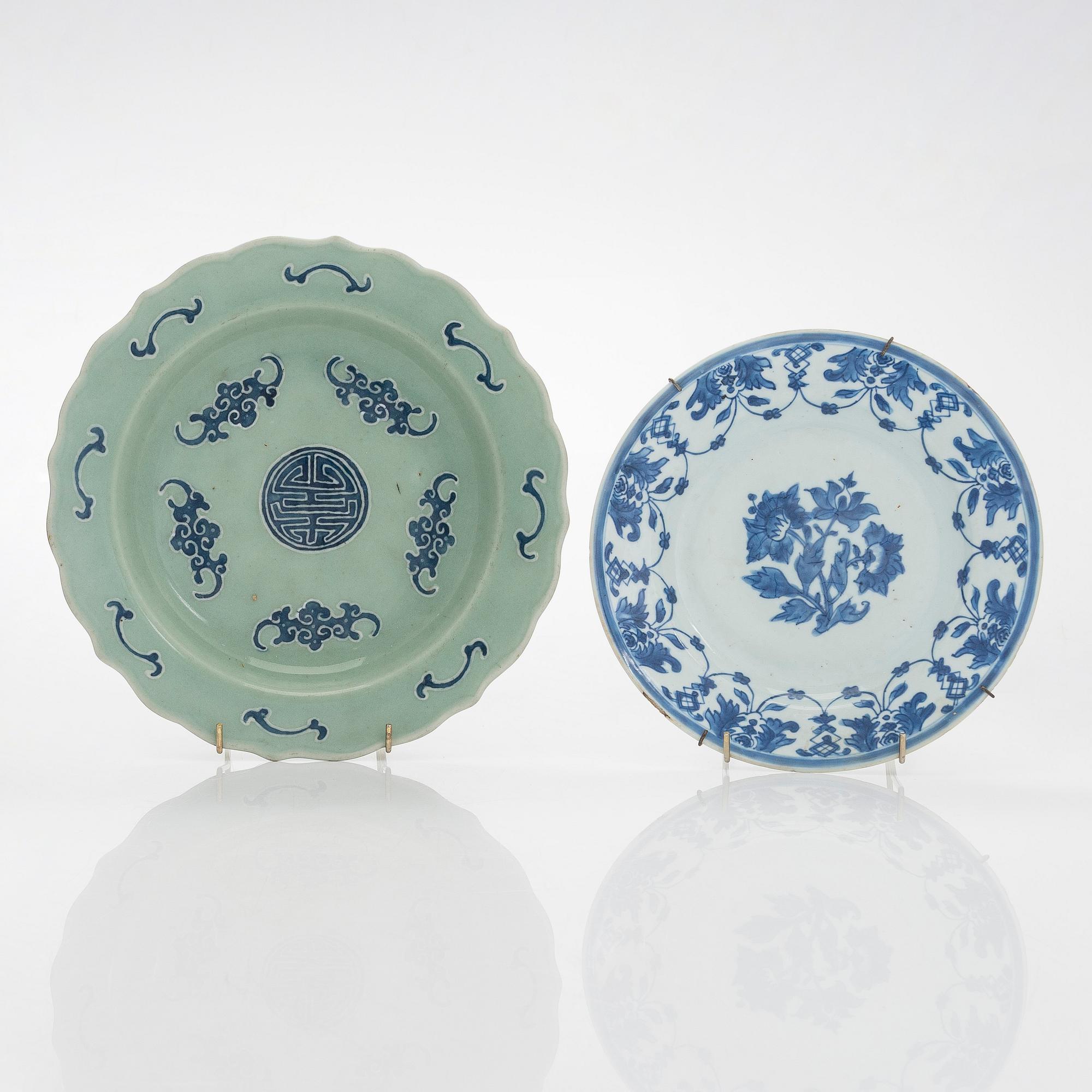 Two blue and white dishes and a vase, China, 18th/20th century.