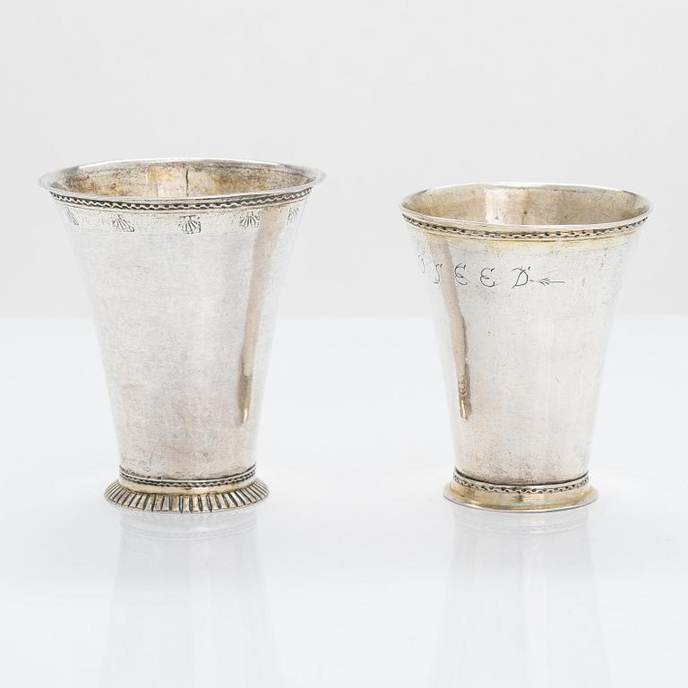 Bägare, 2 st, silver, M. Simons, Piteå (1756-59) och Arvid Floberg, Stockholm (1763-1802).