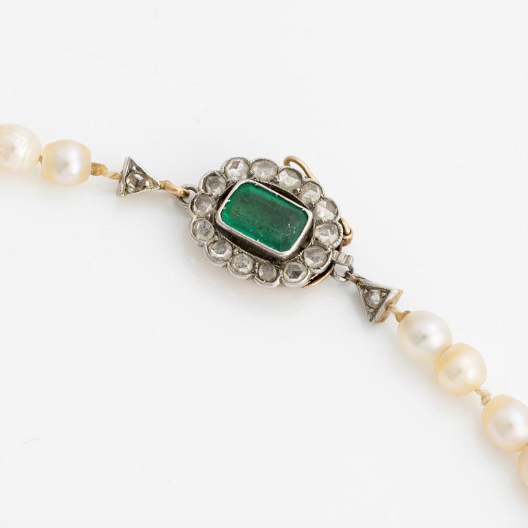 Pearl necklace with graduated pearls, clasp in gold with emerald and rose-cut diamonds.