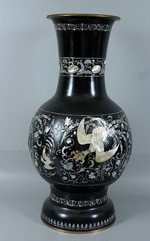 GOLVURNA, svartlackerad mässing, Kina, 1900-tal.