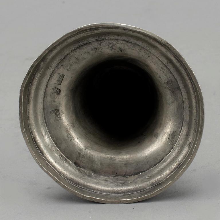 LJUSSTAKAR, 2 st snarlika, tenn, 1700/1800-tal.