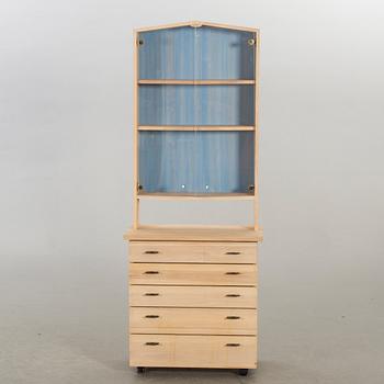 OLOF PIRA, VITRINSKÅP MED UNDERDEL, ur serien "Solid Form" samt "Blå Rand".