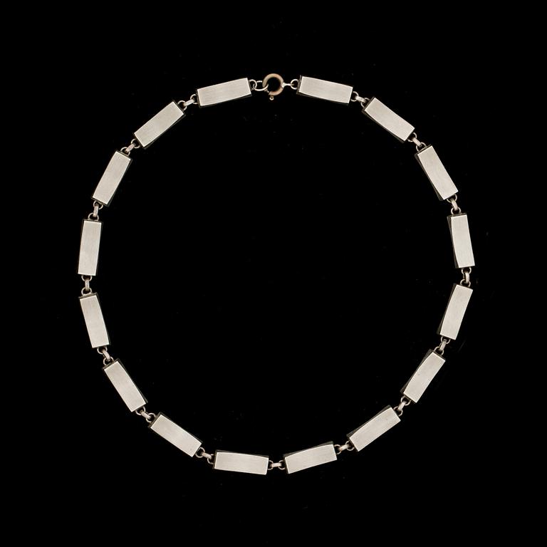 COLLIER, tenn. 1900-talets mitt. Vikt ca 45 gram.