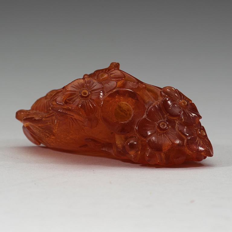 A carved amber pen stand, late Qing dynasty, circa 1900.