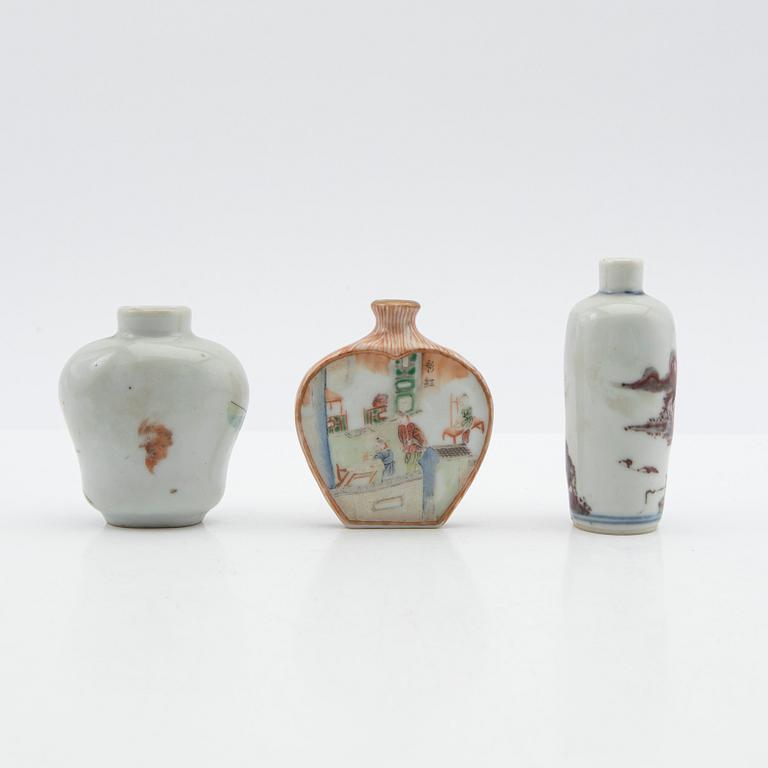 Snusflaskor, tre stycken, poslin. Kina, 1900-tal.