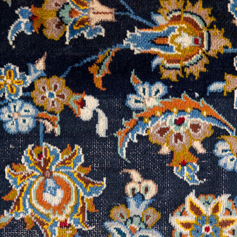 A Keshan carpet, ca 404 x 297 cm.