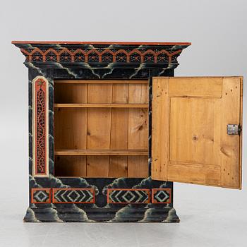 Hängskåp, allmoge, Järvsö, Hälsingland. Omkring 1795-1800.