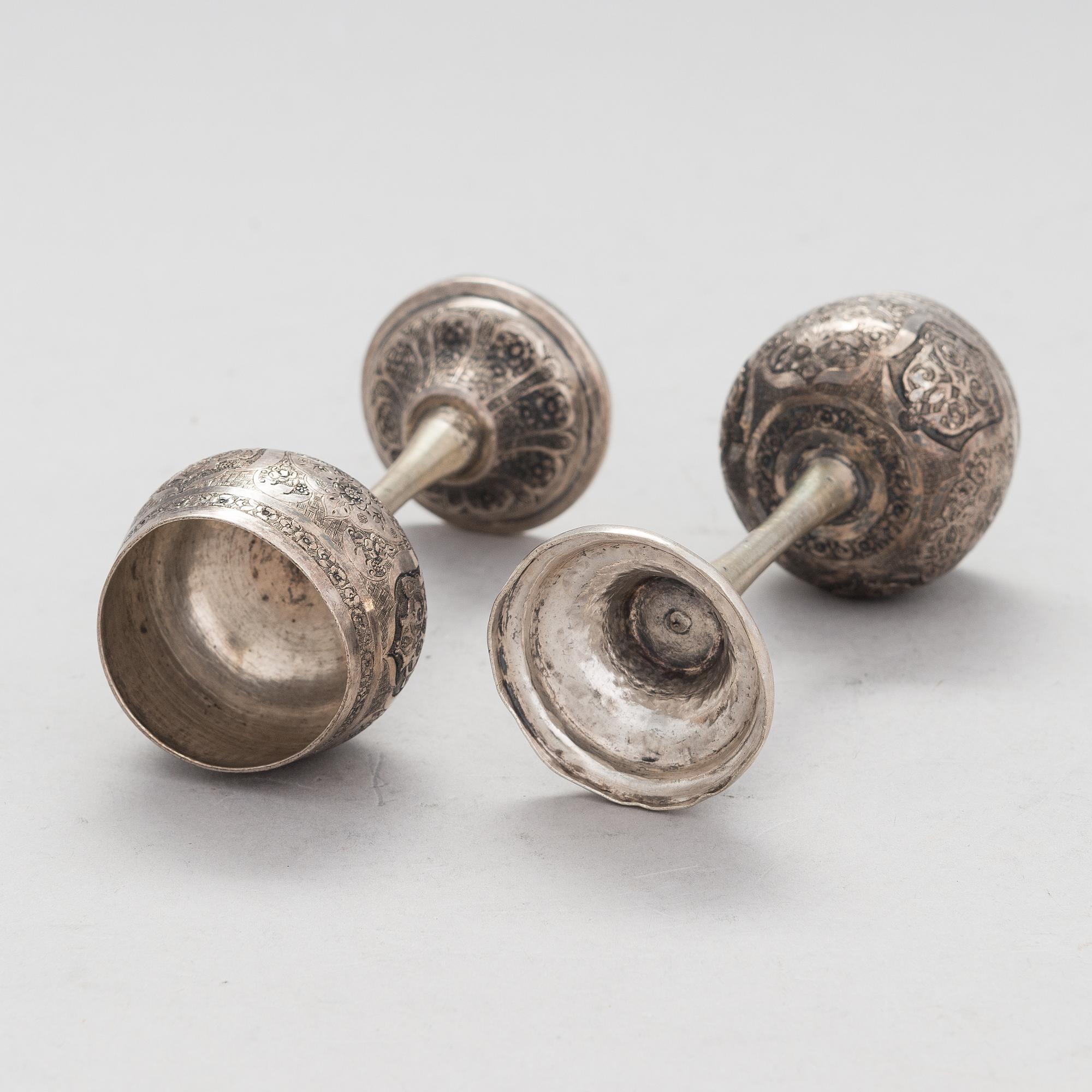 Karahvi ja jalallisia pikareita, 6 kpl, itämaista hopeaa, 1900-luvun alkupuoli.