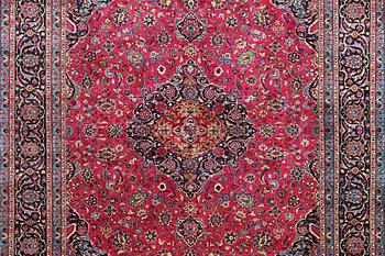 A carpet, Kashan, ca 390 x 300 cm.