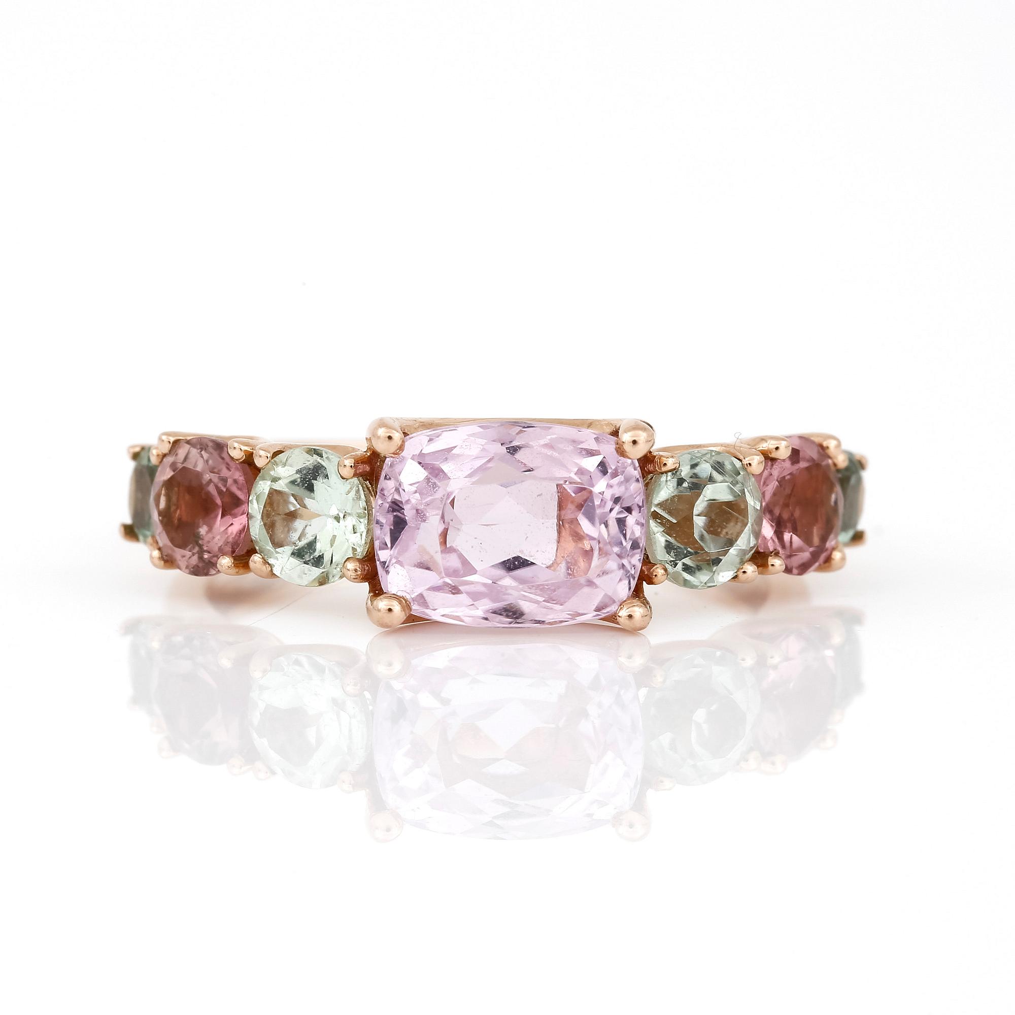 RING, 18K roséguld, kunziter tot ca 2.02 ct, turmaliner tot ca 1.27 ct. Vikt ca 4 g.