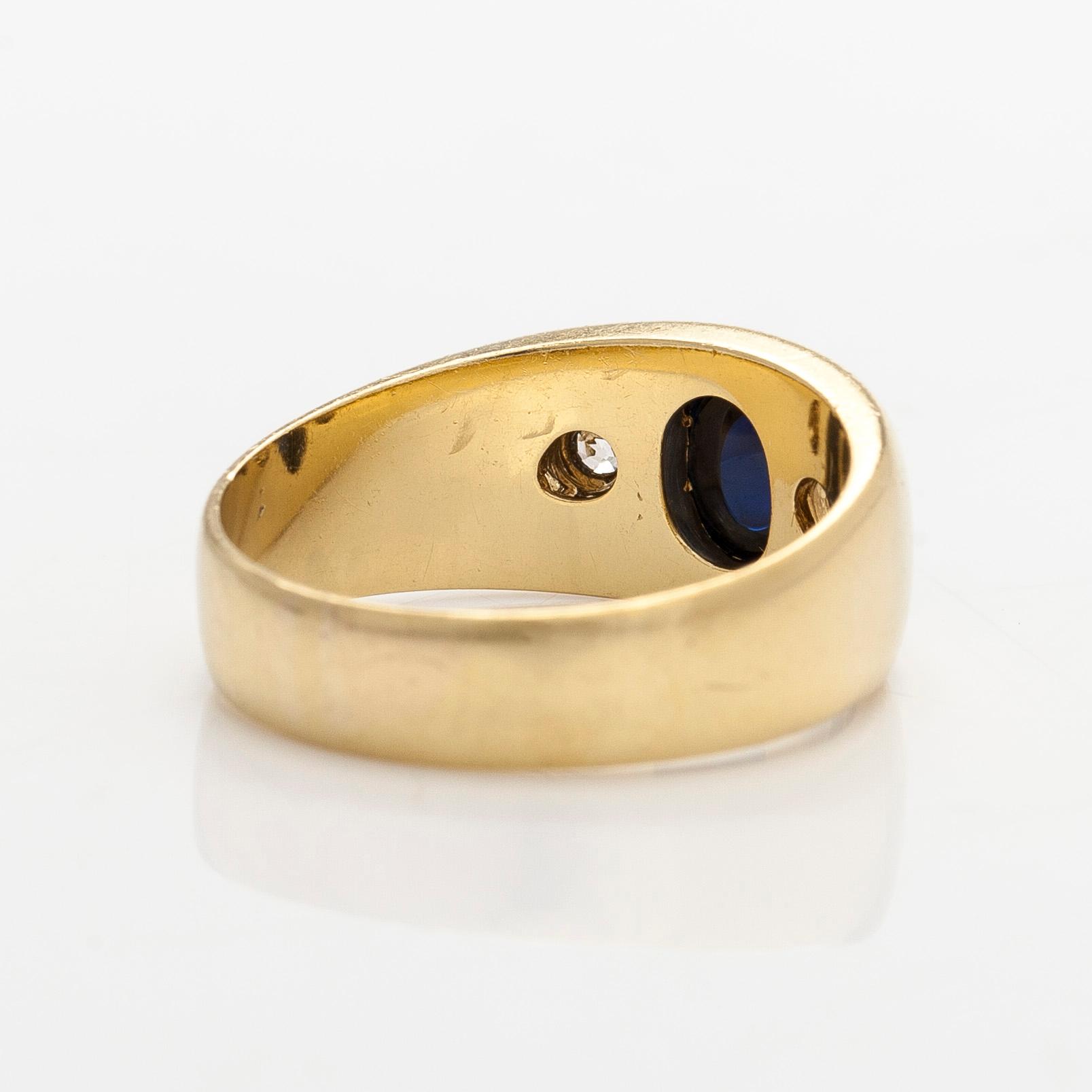 Ring, 18K gold, with a cabochon-cut oval sapphire and diamonds.