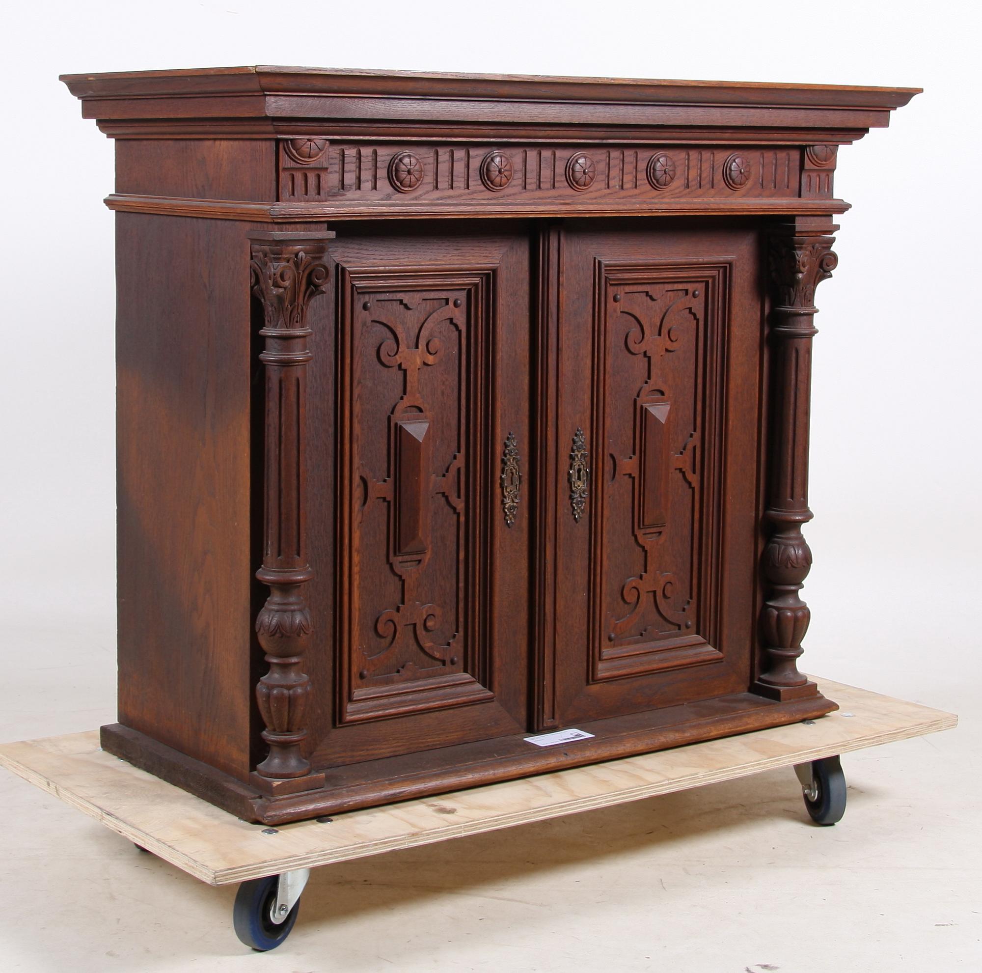 VÄGGSKÅP, nyrenässans, sent 1800-tal.