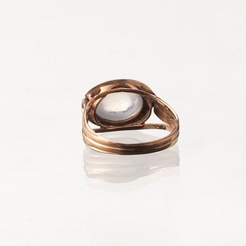 RING, 14K guld, månsten. Maija-Liisa Eskelinen, Helsingfors 1956. Vikt 2,8 g.