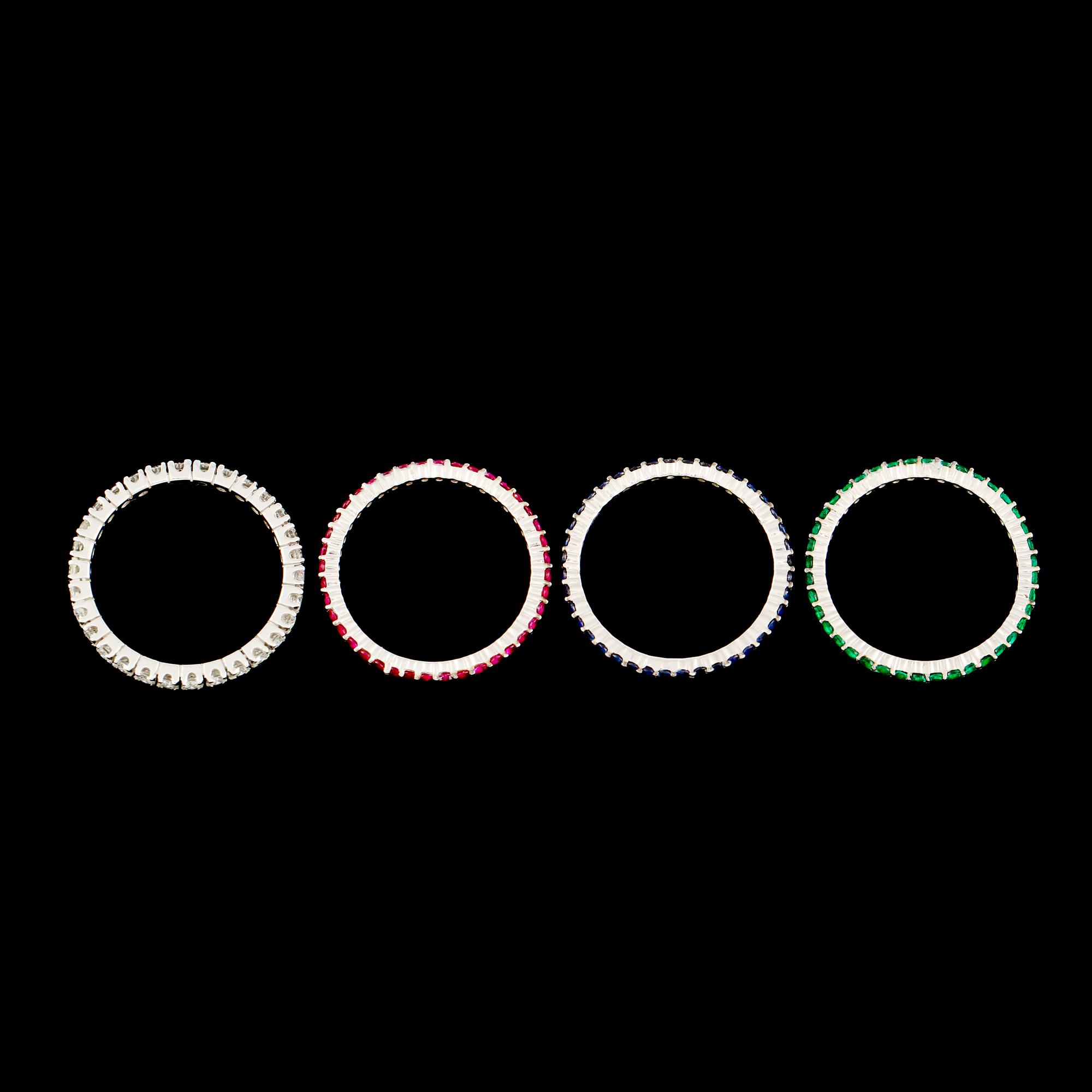 RINGAR, 4 st, 18k vitguld med diamanter 0.67 ct, rubiner 0.66 ct, smaragder 0.49 ct och blå safirer 0.62 ct. Vikt 5,1 g.