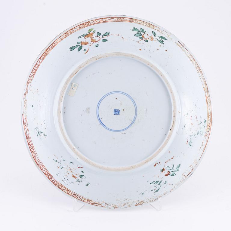 A Chinese porcelain charger, Qing dynasty, 18th Century.