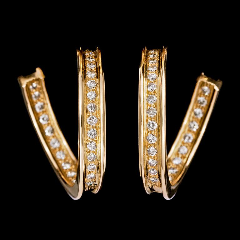 A pair of brilliant cut diamond earrings, tot. app. 2 cts.
