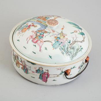 A large famille rose tureen with cover, Qing dynasty, Tongzhi (1862-74).