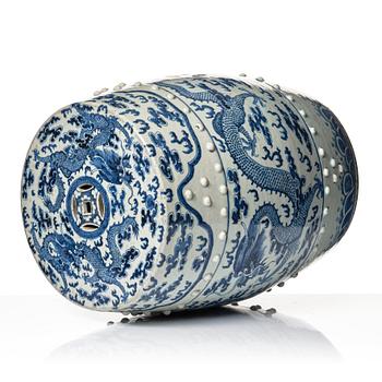 A blue and white four clawed dragon garden seat, Qing dynasty, 19th Century.