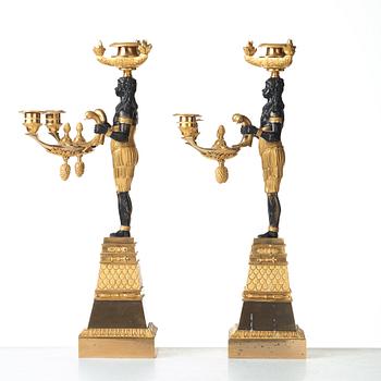 HÖGKLASSIGA KANDELABRAR, för tre ljus, ett par, empire, omkring år 1810.