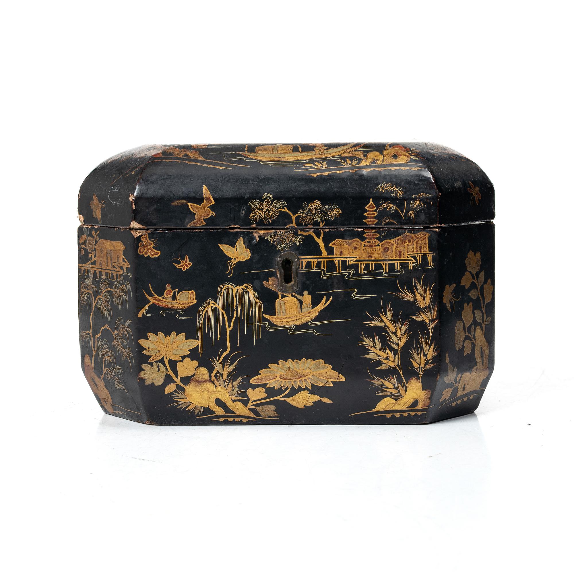 A Chinese laquered wooden box, around 1900.