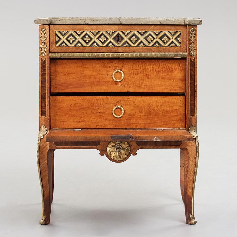 GOTTLIEB IWERSSON, kunglig slottssnickare (mästare i Stockholm 1778-1813), byrå, ej signerad, gustaviansk, 1780-tal.