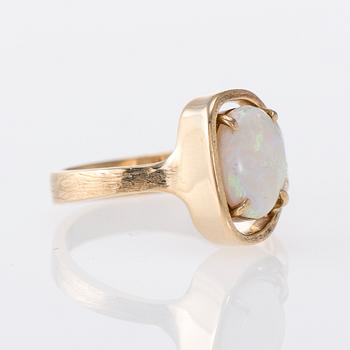 RING, 18K guld, opal. Vikt ca 6,4 g.