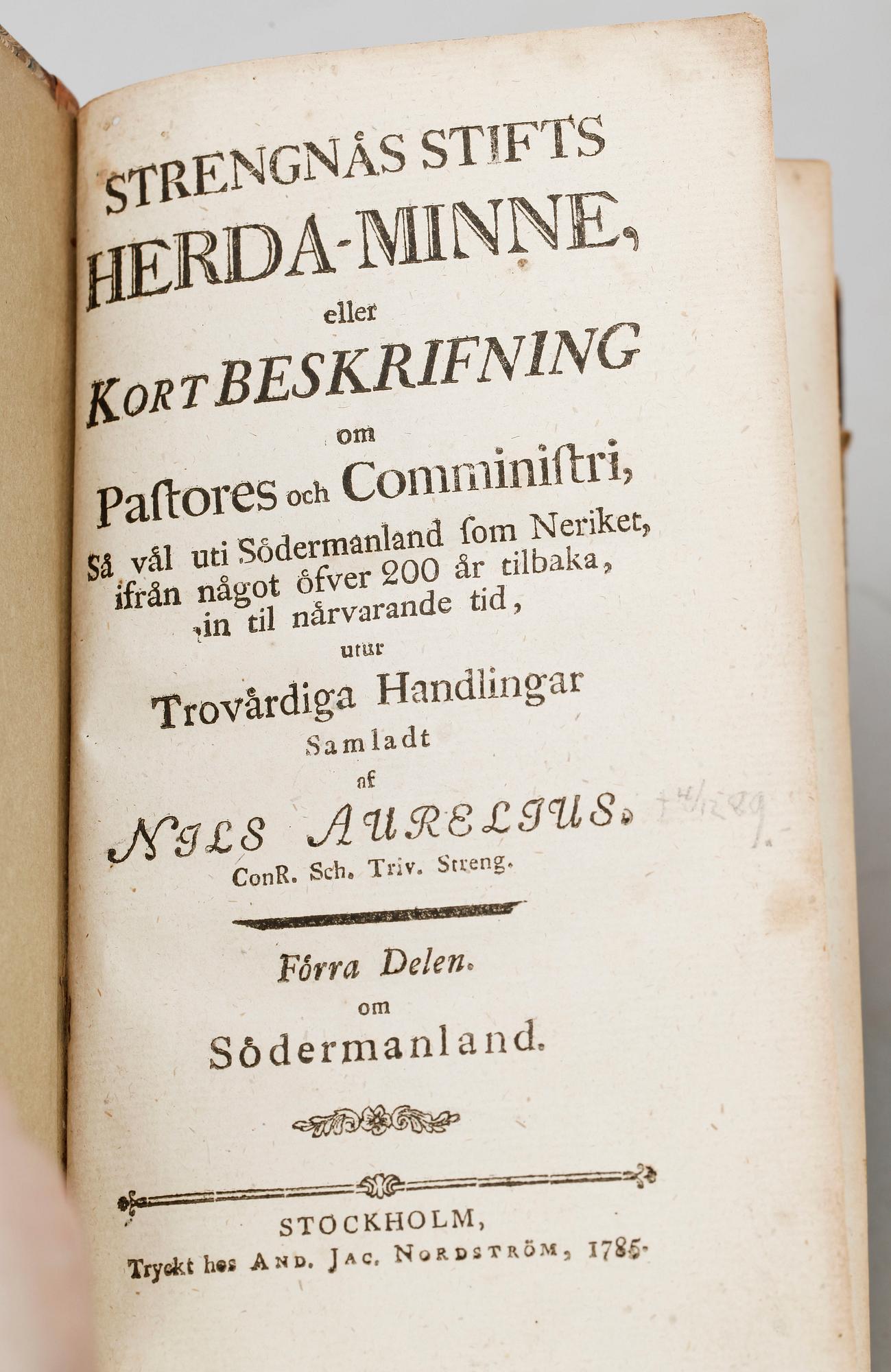 BÖCKER, 2 vol, "Strengnäs Stifts Herda-Minne eller Kort Beskrifning om Pastores..." bla av Nils Aurelius, Stockholm 1785 resp Strengnäs 1817.
