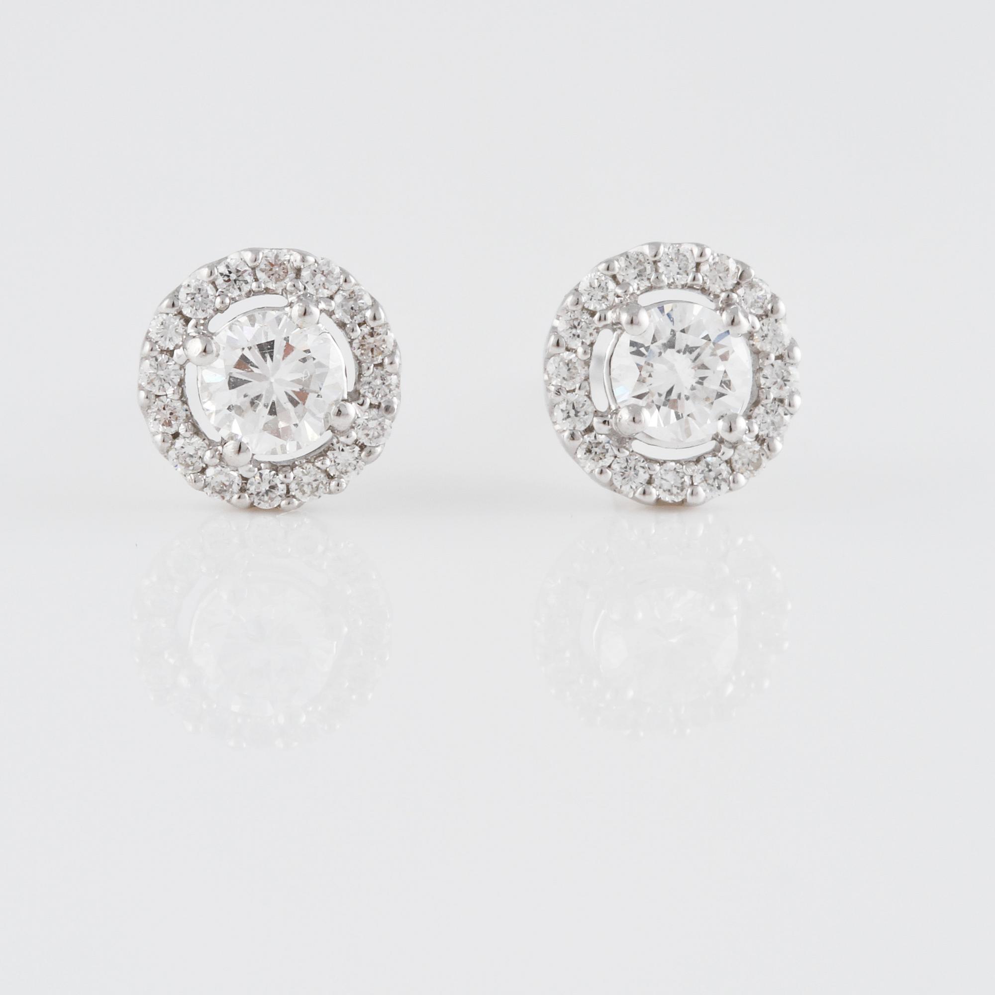 ÖRHÄNGEN, 18K vitguld med briljantslipade diamanter ca 0.44 ct samt mindre diamanter ca 0.16 ct. Vikt 2,4 gram.