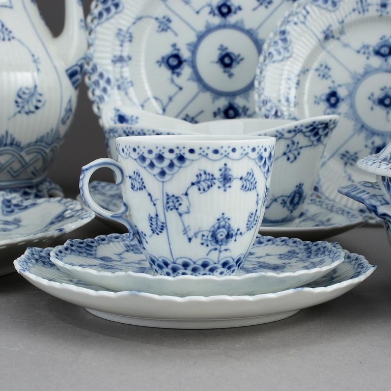 SERVISDELAR, porslin, 66 delar, "Musselmalet", Royal Copenhagen.