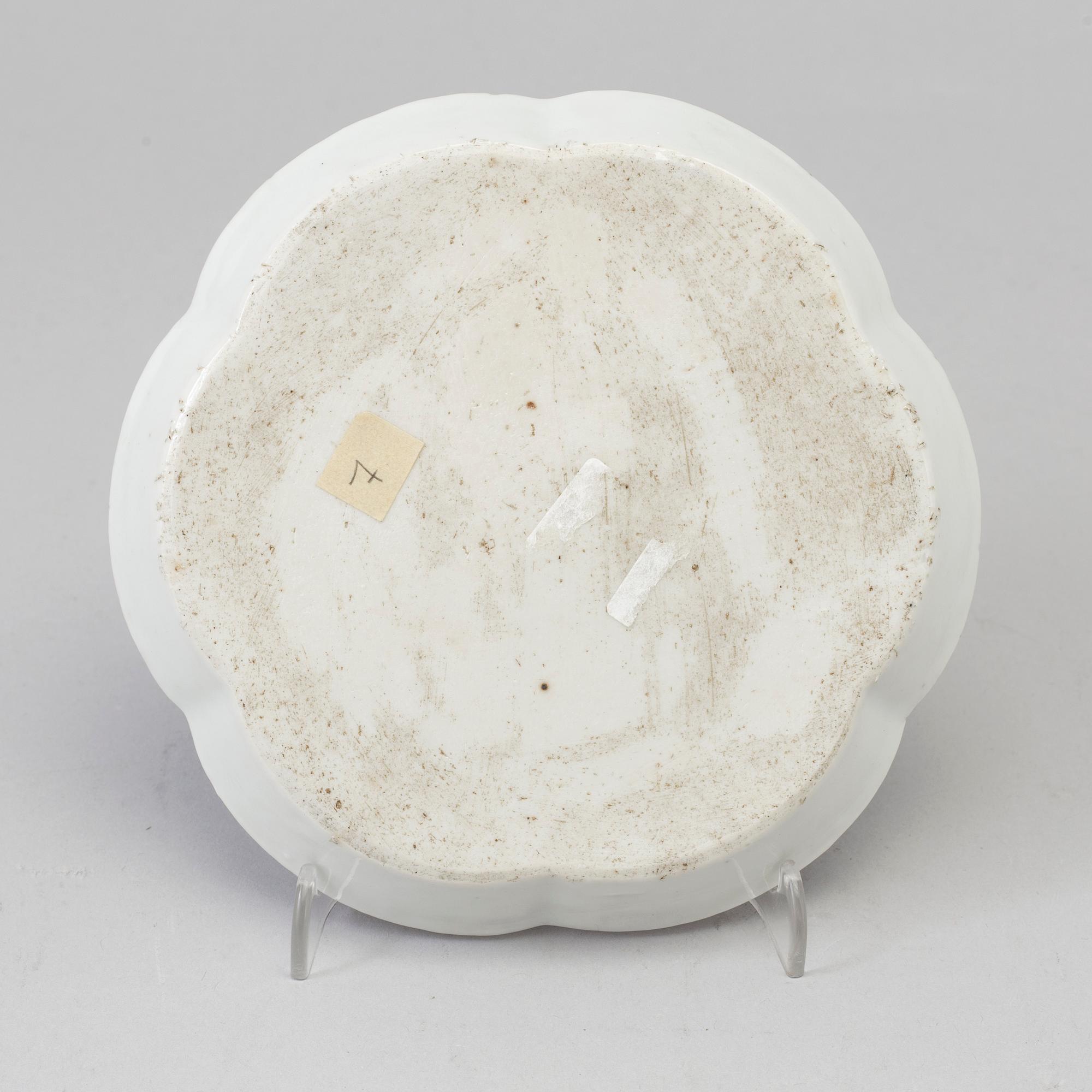A blue and white coaster/tray, Qing dynasty, Qianlong (1736-95).