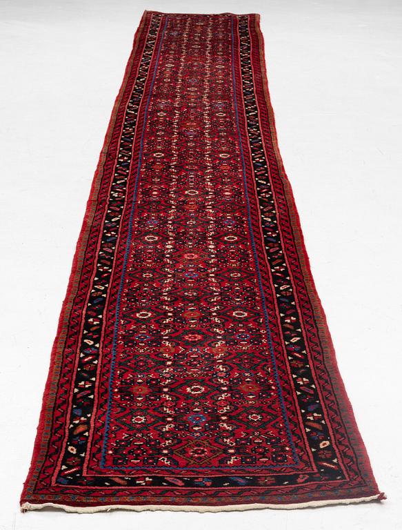 Gallery carpet, Hosseinabad, ca 532 x 82 cm.