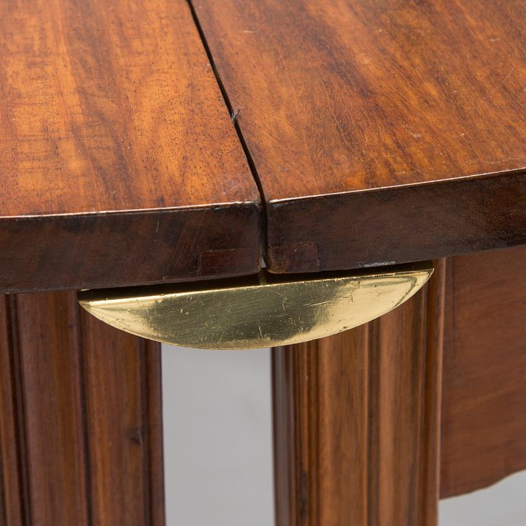 A mahogany dinner table circa 19th century, Georg III.