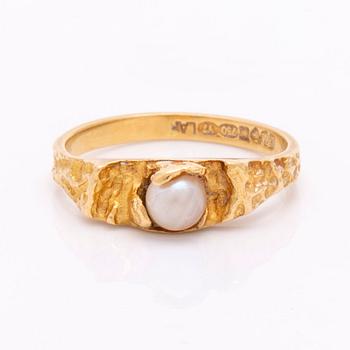 Lapponia ring 18K gold with 1 cultured pearl approx 4 mm, Finland 1976.