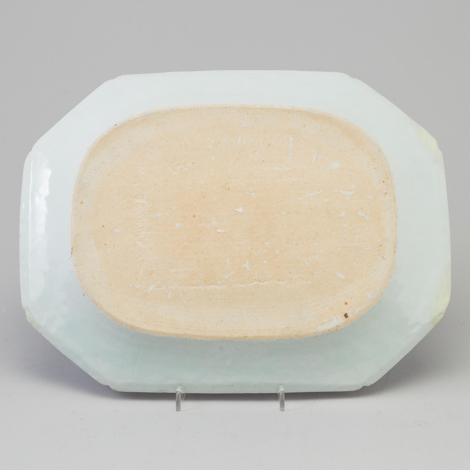 A blue and white serving dish, Qing dynasty, Qianlong (1736-95).