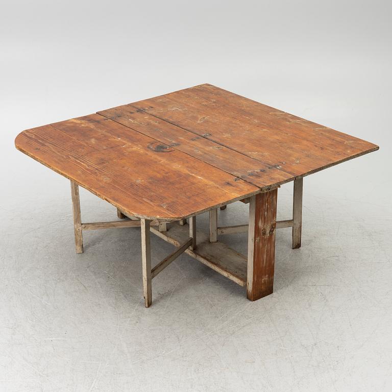 A drop-leaf table, 19th century.