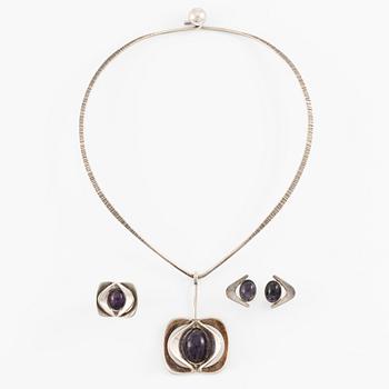 Jewellery set, silver with cabochon-cut amethysts, by Theresia Hvorslev, three pieces.
