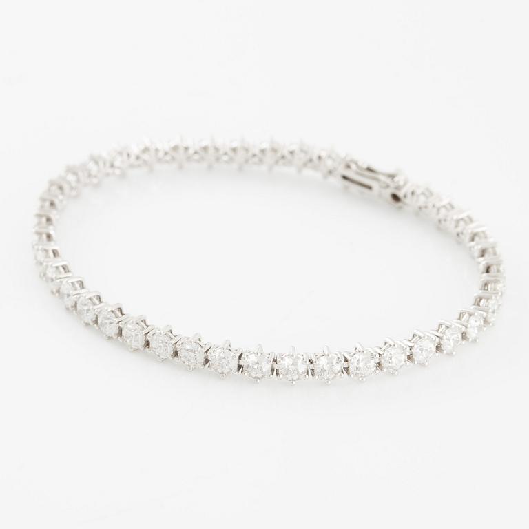 Tennis bracelet, 18K white gold with fancy-cut diamonds.