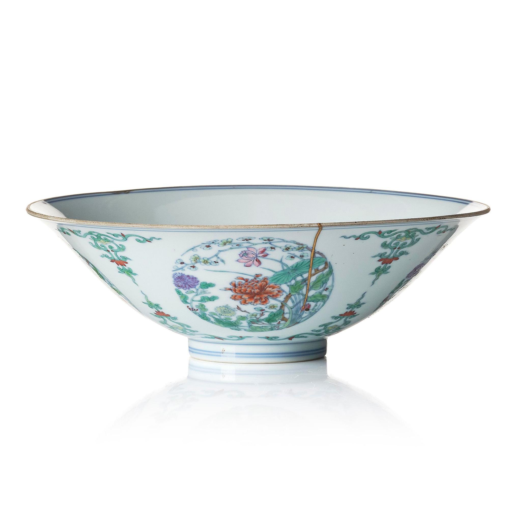 Skål, porslin. Qingdynastin med Yongzhengs märke och period (1723-35).