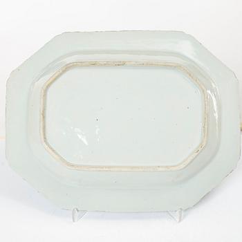 A Chinese blue and white porcelain dish, Qing dynasty, around 1800.