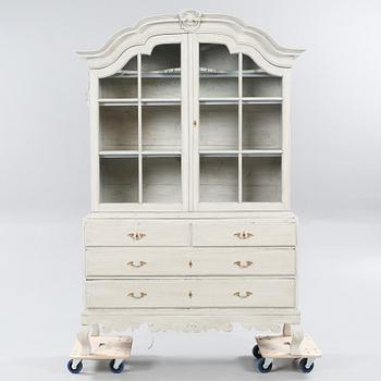 VITRINSKÅP, delvis rokoko, 1700-tal.