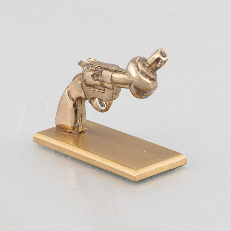 Carl Fredrik Reuterswärd, "Non violence".