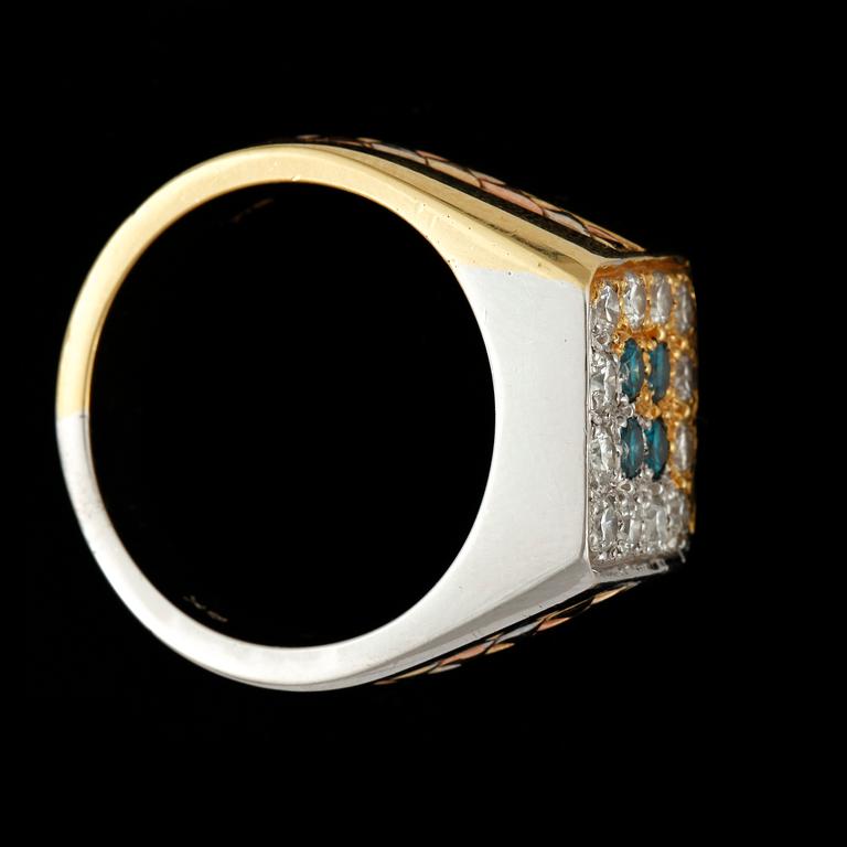 RING, 18k tvåfärgat guld med briljantslipade diamanter, varav fyra blå diamanter tot ca 1,04ct. Vikt ca21g.