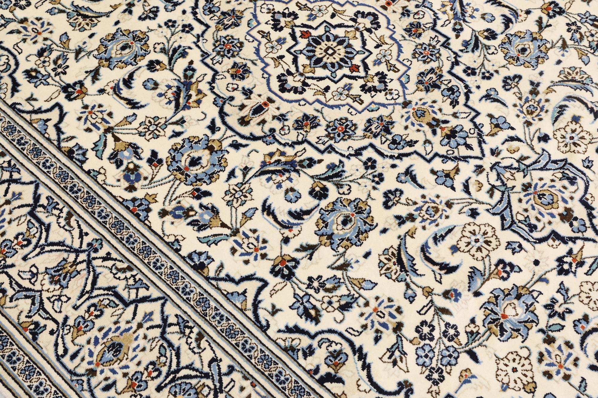 A Keshan carpet, approx. 302 x 203 cm.