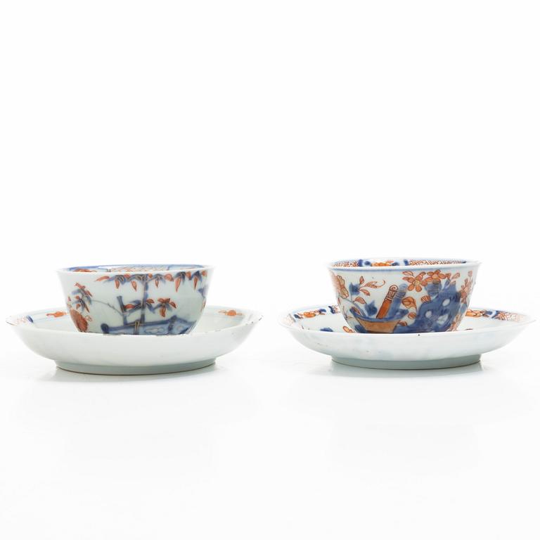 Koppar med fat, 2 st, med träställ, porslin, Kina, Qianlong (1736-95).