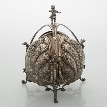 Biscuit / bread warmer, silver, Holland, later half of the 20th century.