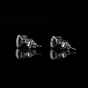 ÖRHÄNGEN, 14K vitguld, 24 x 0,01 ct, 1900-talets slut. Vikt 1,6 g.