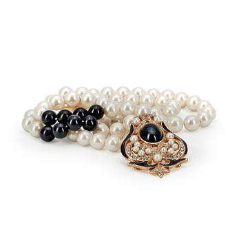 681. OSCAR DE LA RENTA, a decorative pearl necklace in black and white with pendant.