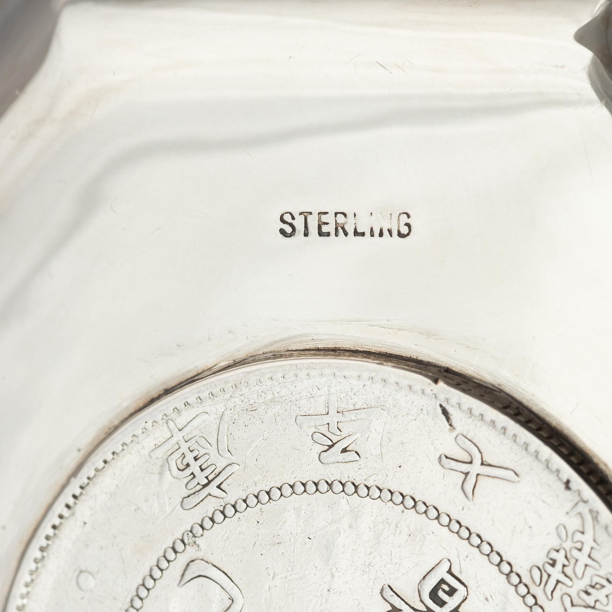 Coasters, två stycken, silver samt sedelklämma. Kina, tidigt 1900-tal.